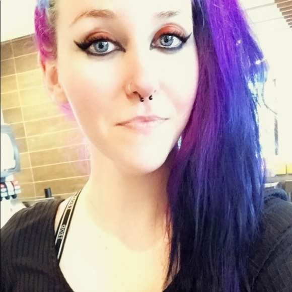 Meet your Posher, Courtney - Picture 2 of 2